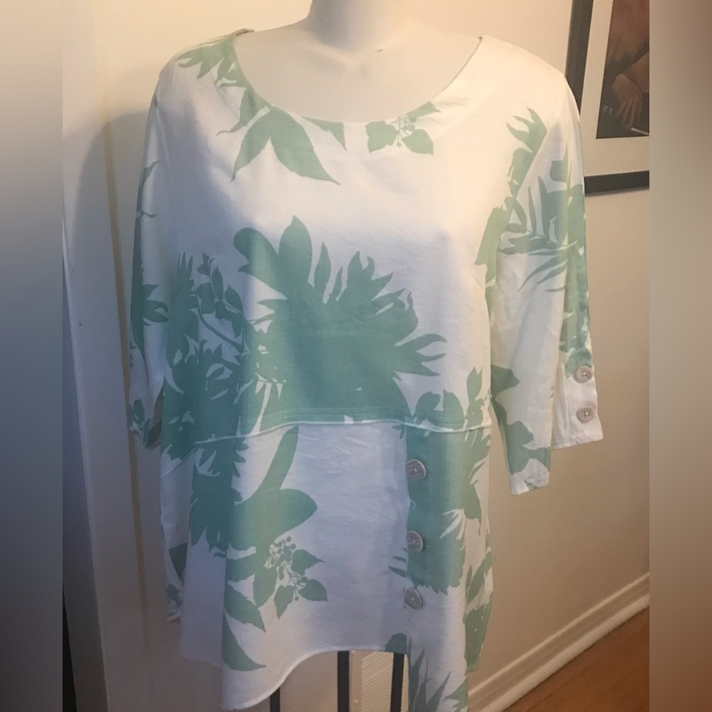 NWT - Mint & White Beachy Red Coral Top/Tunic - Size Large